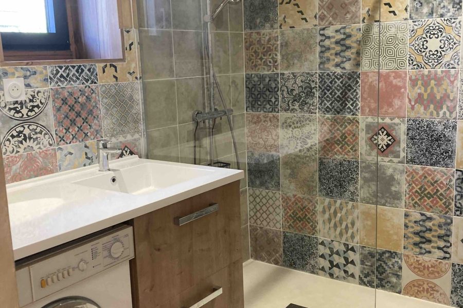 une salle de bain plien d'energie